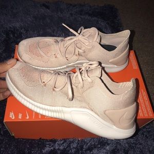 Nude Nike free flyknit 3